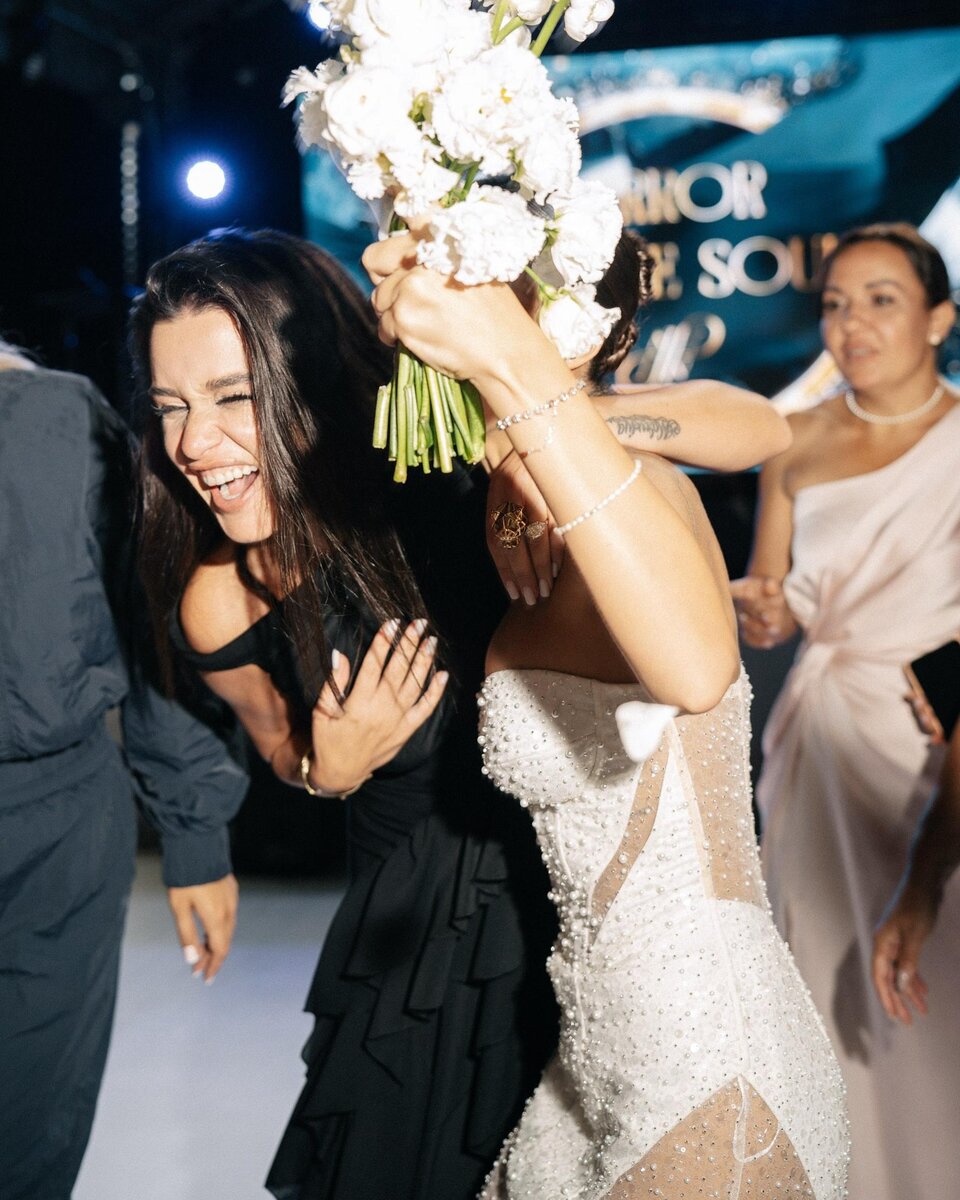    Ксения Бородина ловит букет невесты. Фото: Инстаграм* @serovski