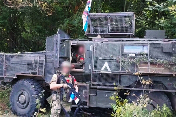 Российские военнослужащие возле бронированной машины ВСУ «Roshel Senator» канадского производства в ходе боя у одного из населенных пунктов в Курской области / Пресс-служба Минобороны РФ/РИА Новости 