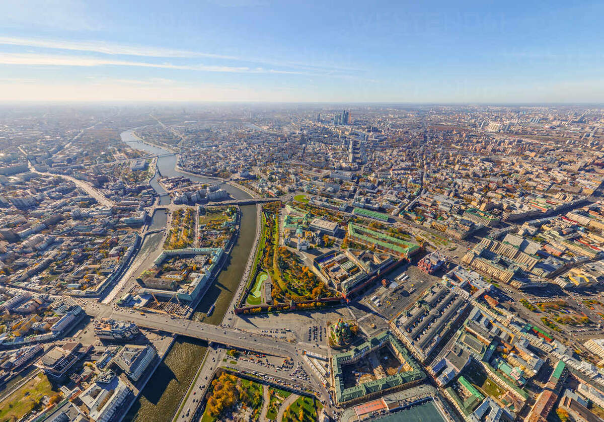 Исторический центр Москвы (Кремль и Красная площадь) с высоты. Фото отсюда: https://bangkokbook.ru