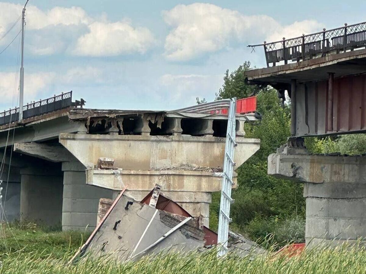    Разрушенный мост через реку Сейм в Глушковском районе Курской области© Фото : соцсети