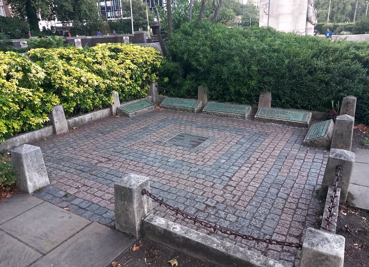 Когда-то здесь стояла плаха, лилась кровь и катились головы...