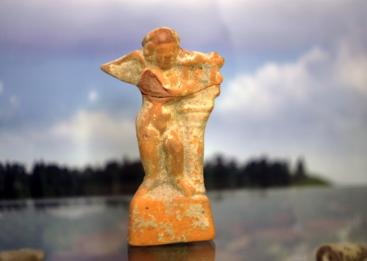 Терракотовая статуэтка «Эрот с кифарой» на выставке Анапского археологического музея.