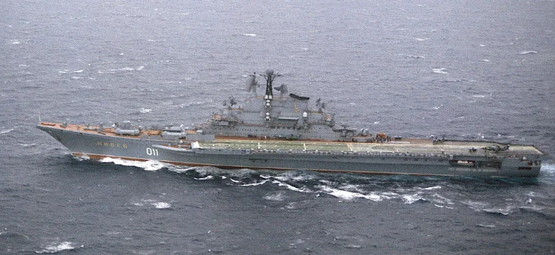 "Минск" в походе в Тихий океан с борта американского самолёта-разведчика". Это был второй усовершенствованный ТАВКР серии  1143 "Кречет" 