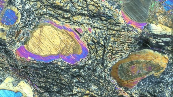     Мантийная порода, извлечённая во время экспедиции IODP 399, видимая в петрографический микроскоп. Источник: Johan Lissenberg