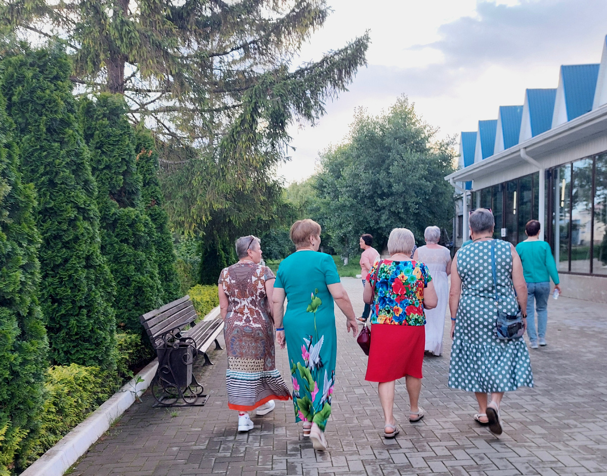 Фото автора группа пенсионеров в санатории