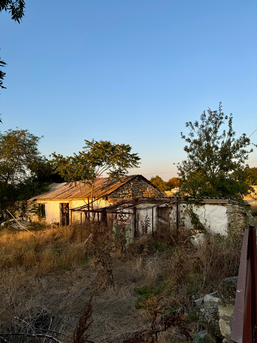 Чьё-то подворье, явно тут давно никто не живёт… Вид с другой стороны