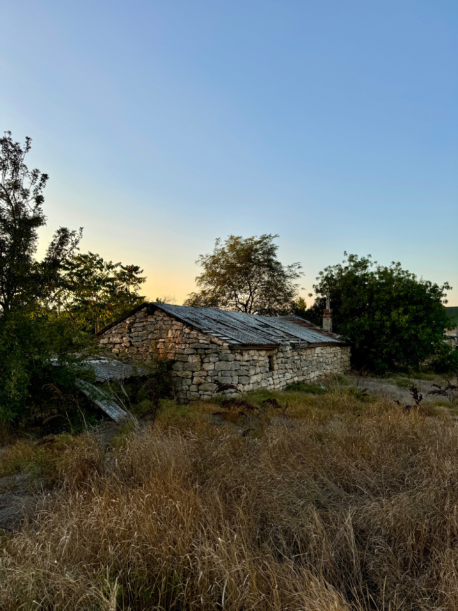 Чьё-то подворье, явно тут давно никто не живёт…