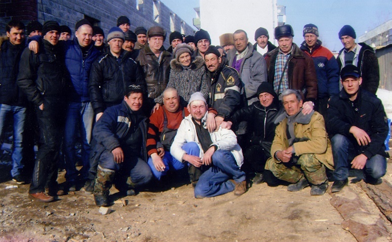 Фотограф быстро установил свой штатив и после нескольких поправочных команд к нашему строю сделал два – три снимка.

– Николаич! – окликнул меня Сергей Никонов, пожилой бригадир наших плотников, что начали устанавливать оконные блоки на первом этаже, – мы с ребятами в бытовке будем, позовешь, как начнете выдавать деньги.