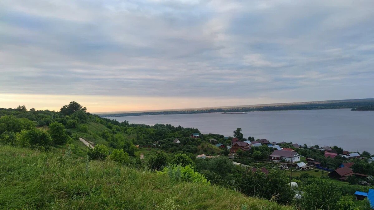 А это уже деревня Ураково. Вид - дух захватывает! Воздух такой чистый и свежий, что возникает ощущение опьянения.