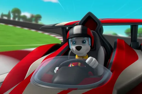 Причём нацепил людской шлем. Это ему к лицо точнее к морде. 