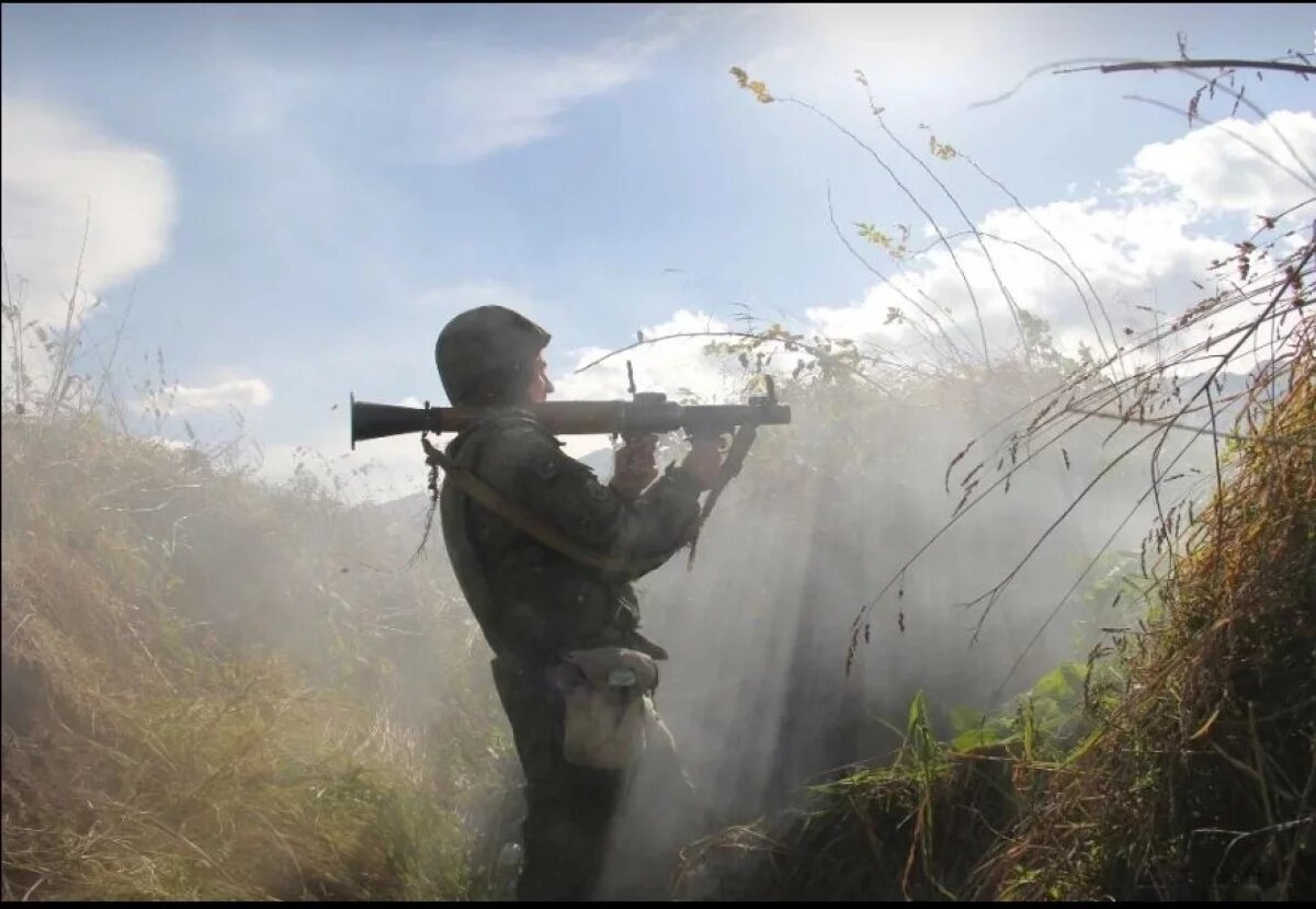    Боец подорвал автомобиль с диверсантами ВСУ выстрелом из гранатомета