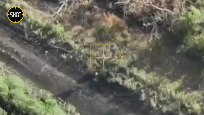    Перед этим другой русский солдат поразил своим холодным расчётом. На кадрах, распространённых в Сети, видно, как вражеский беспилотник подлетает к бойцу и кружится на уровне его головы. Тогда тот встаёт в боевую стойку и бьёт дрон головой, после чего он взрывается. Когда дым от взрыва рассеялся, оказалось, что русский боец остался цел и невредим.