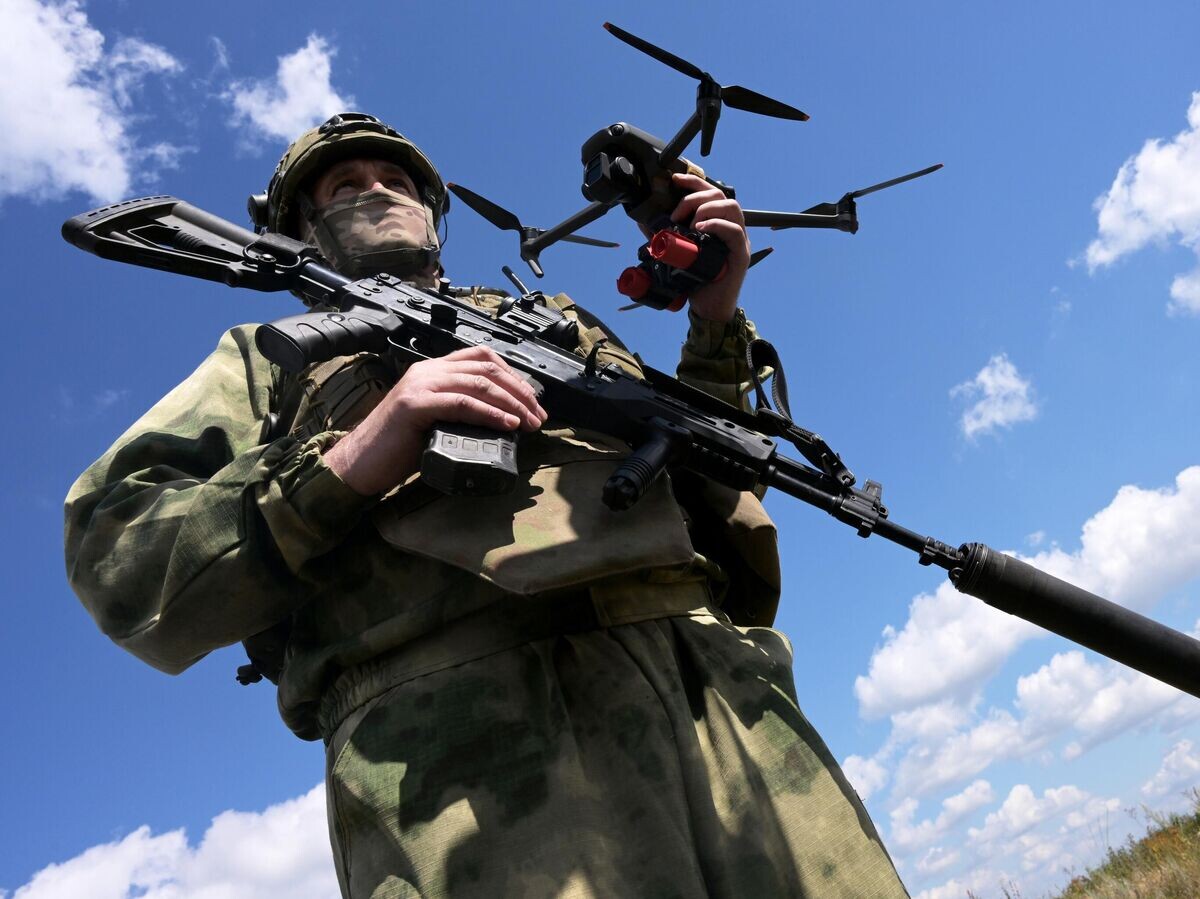    Операторы БпЛА ЦВО проходят обучение в применении "агитационных дронов" в зоне проведения СВО© РИА Новости / Евгений Биятов