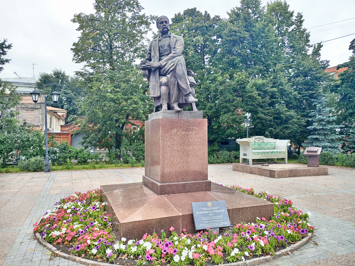 Памятник Гончарова в Ульяновске и его роману "Обломов" - с обломовскими диваном и башмаки. Фото автора. 