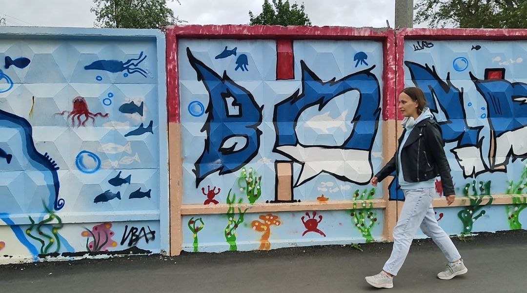 Центр Кирова. Фото у забора