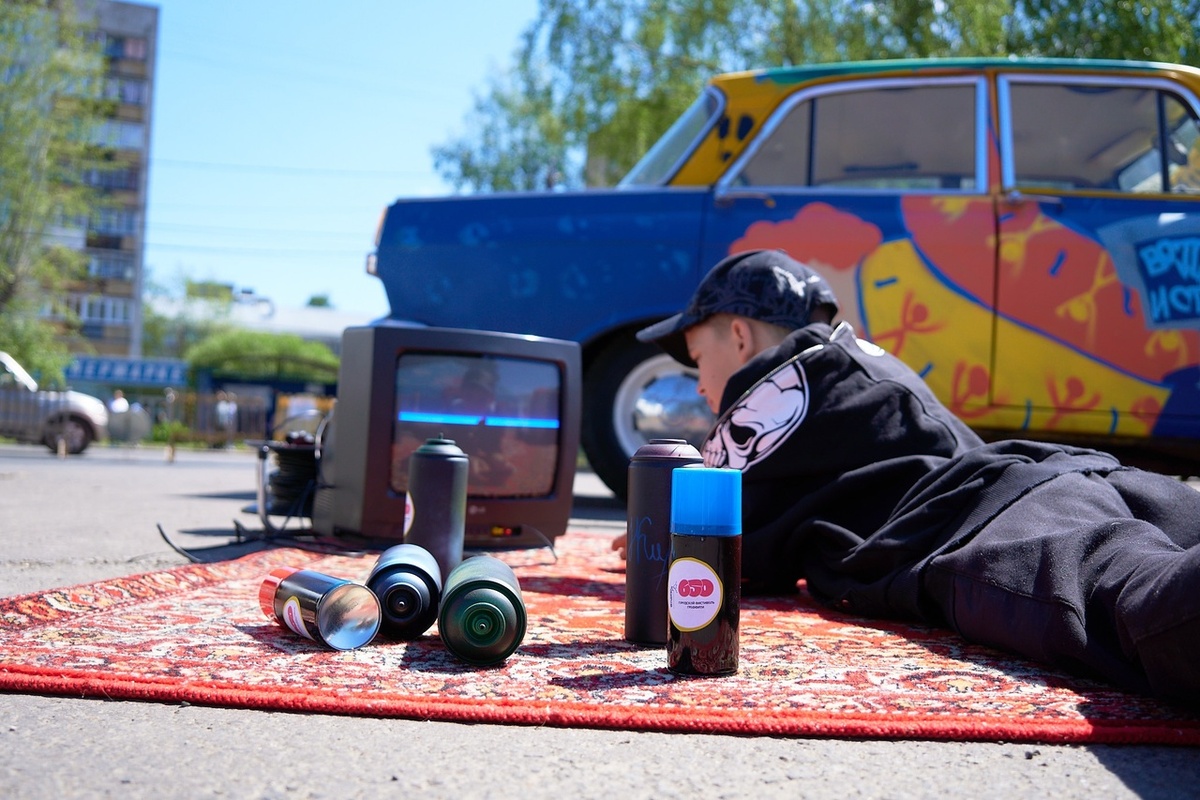 "Городского граффити-фестиваля" https://vk.com/iliyderzhavin?w=wall90609921_2959