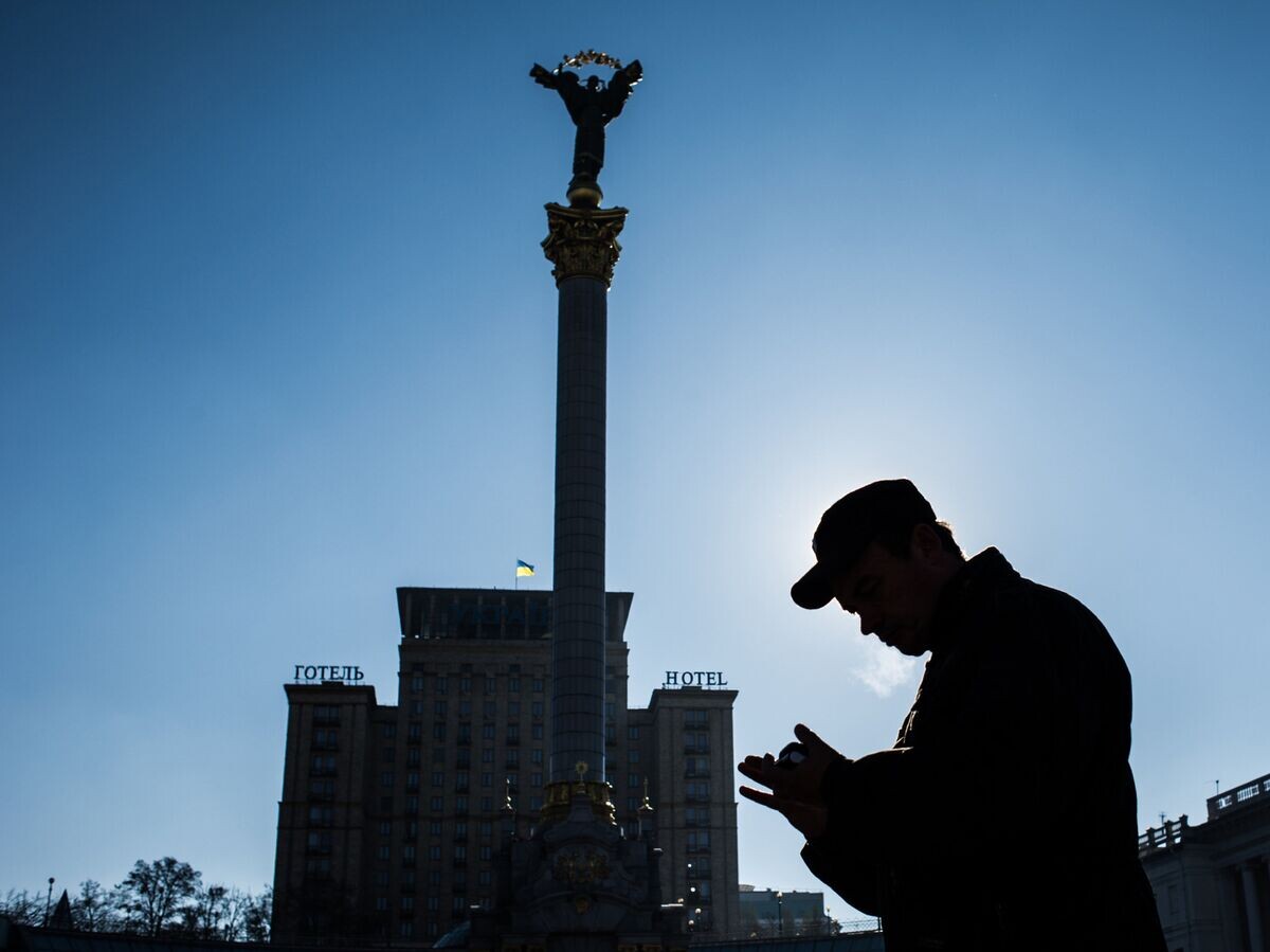    Прохожий на площади Независимости в Киеве© РИА Новости / Рамиль Ситдиков