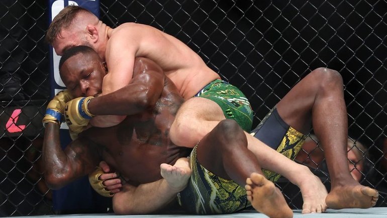    Дю Плесси победил Адесанью и защитил пояс UFC в среднем весе. AFP