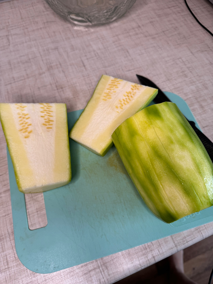 Чистим от кожуры, если есть семечки обязательно их убираем. 