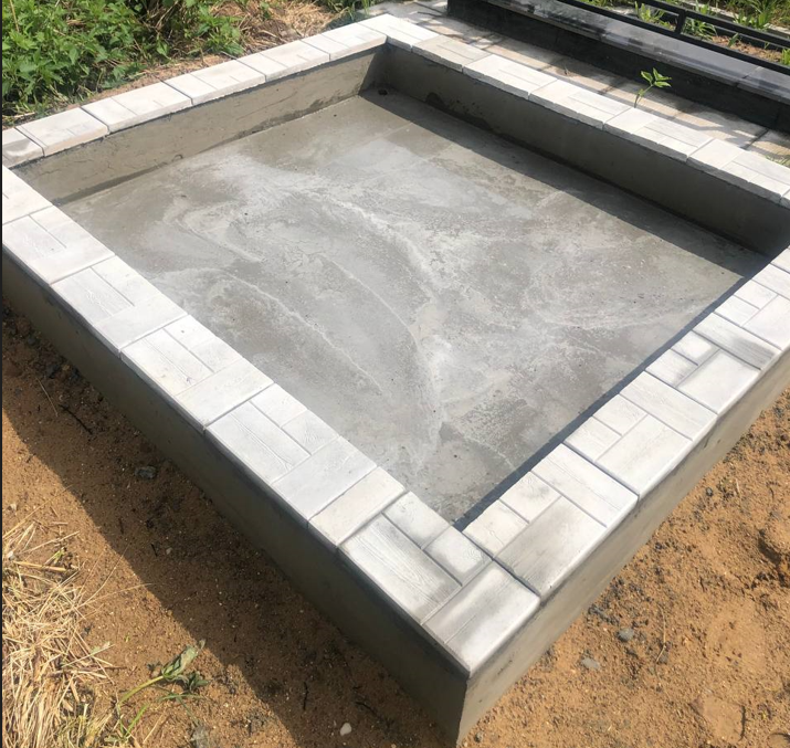 Железо-бетонный цоколь с стяжкой. Выполненный для укрепления конструкции