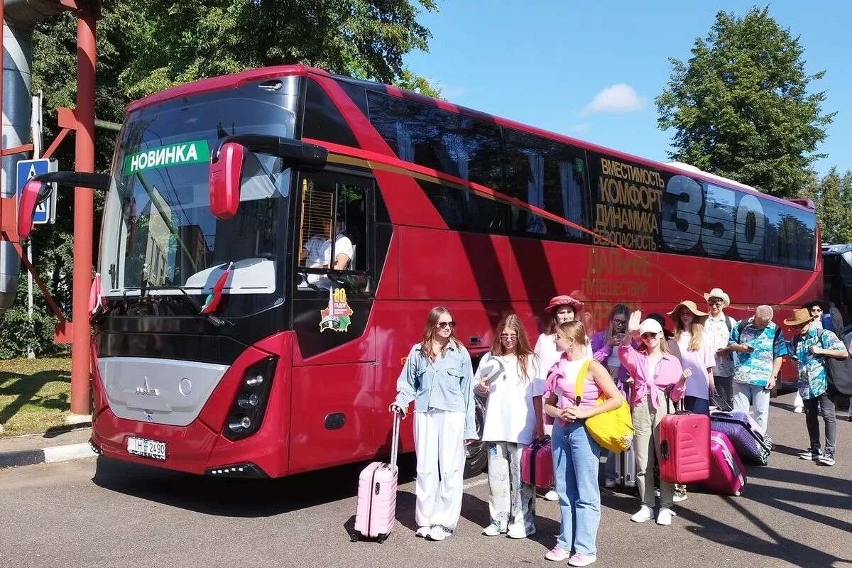 Трехосный автобус туристического класса третьего поколения МАЗ-350
