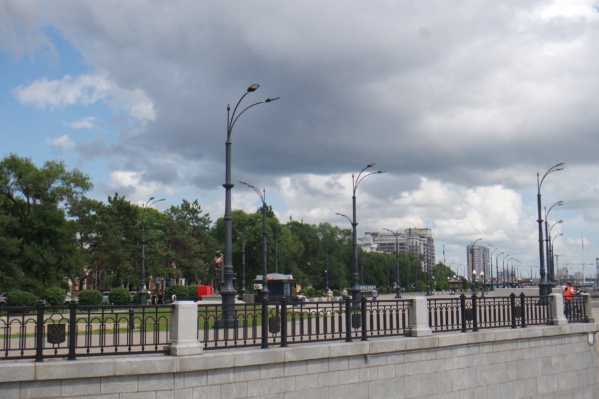 памятник пограничнику фотографировать вблизи не стала, т.к. меня больше занимали живые - с собакой:) и живые, которые с автоматами и за колючей проволокой - согласитесь, интереснее!