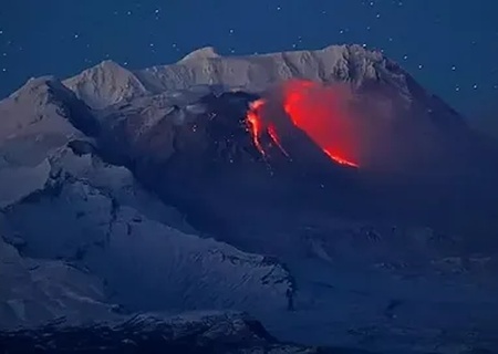    Возле Камчатки произошло землетрясение, и началось извержение вулкана
