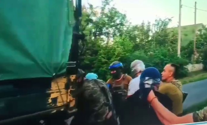    Кадры погрузки солдатами ВСУ в грузовики мирных жителей в селе Гончаровка на окраине Суджи