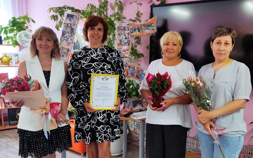    Коллектив Линевской детской библиотеки Фотография Администрации рабочего поселка Линево