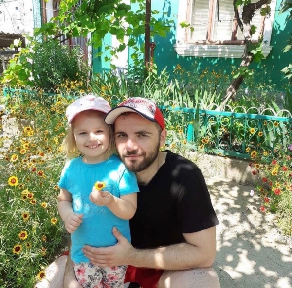 Максим Стоянов с дочкой на малой родине. Фото - Яндекс-картинки