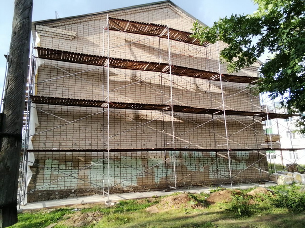    В Яранске продолжается масштабный ремонт спортзала школы № 3