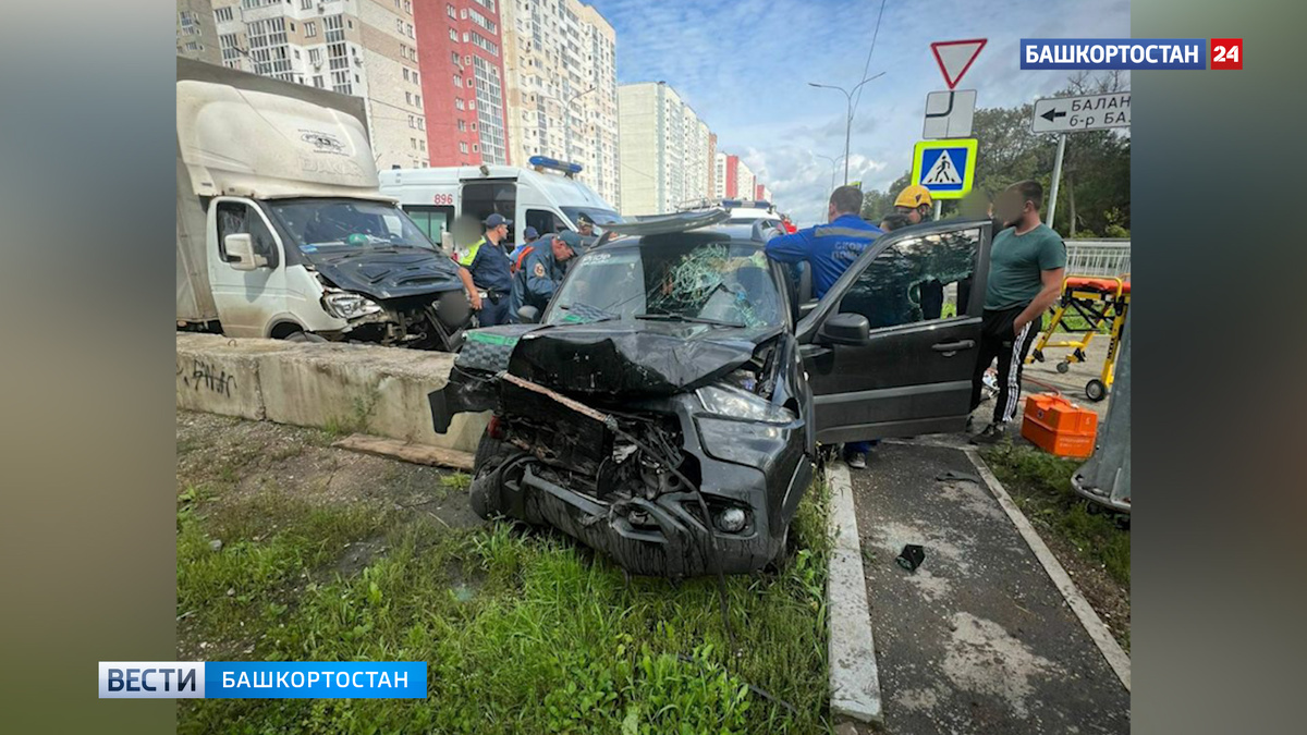    В уфимском Инорсе спасатели вытащили водителя, зажатого в машине после аварии