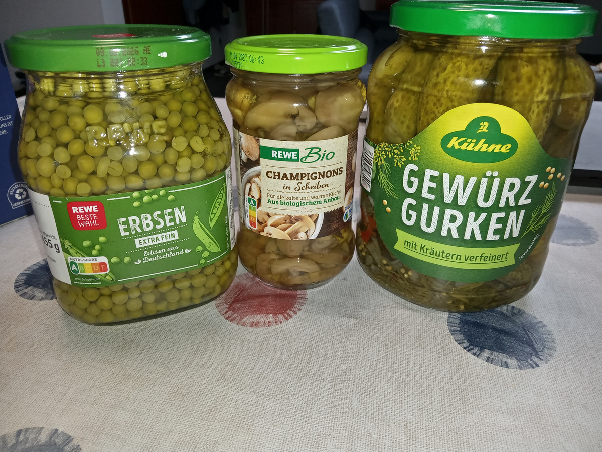 продукты, которые использовались для салата. Листайте фото вправо