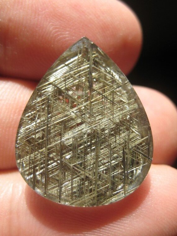 Кварц с сагенитовой рутиловой решеткой. Рандомное фото из Интернета