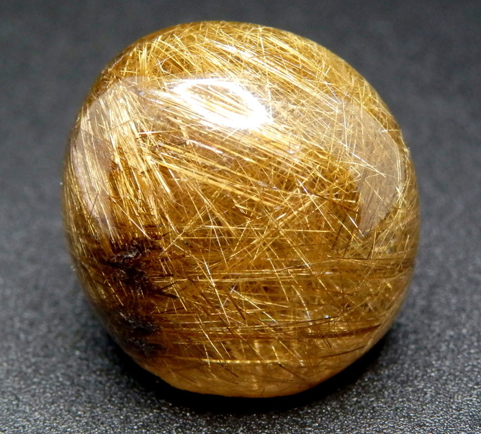 Обработанный кварц-волосатик с игольчатыми включениями рутила. Приполярный Урал.