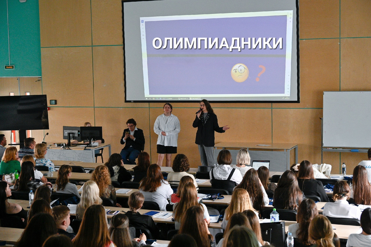 Общая встреча с первокурсниками программы "Медиакоммуникации" ВШЭ-СПб 1 сентября 2023 г. Фото из личного архива Н.А. Урусовой. С небольшими изменениями, сделанными автором.