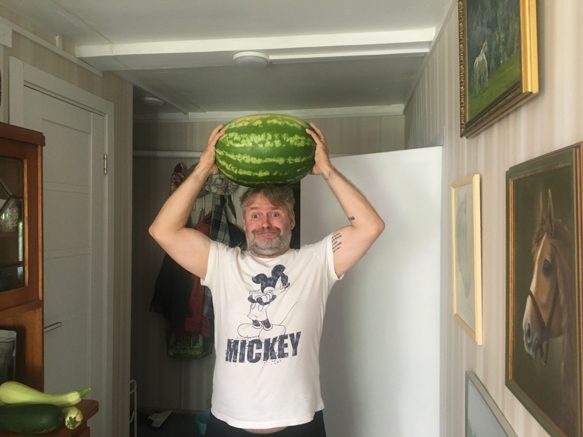 Сын с арбузом Фото автора