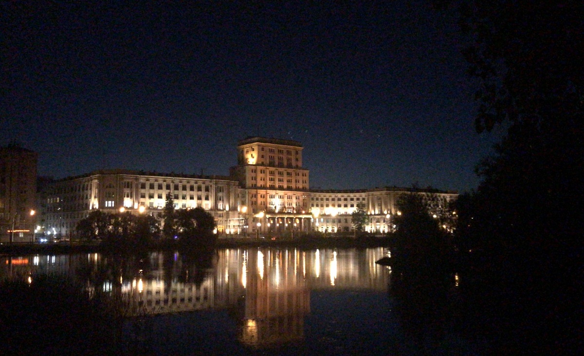 Большой пруд с отражением МГТУ им. Баумана