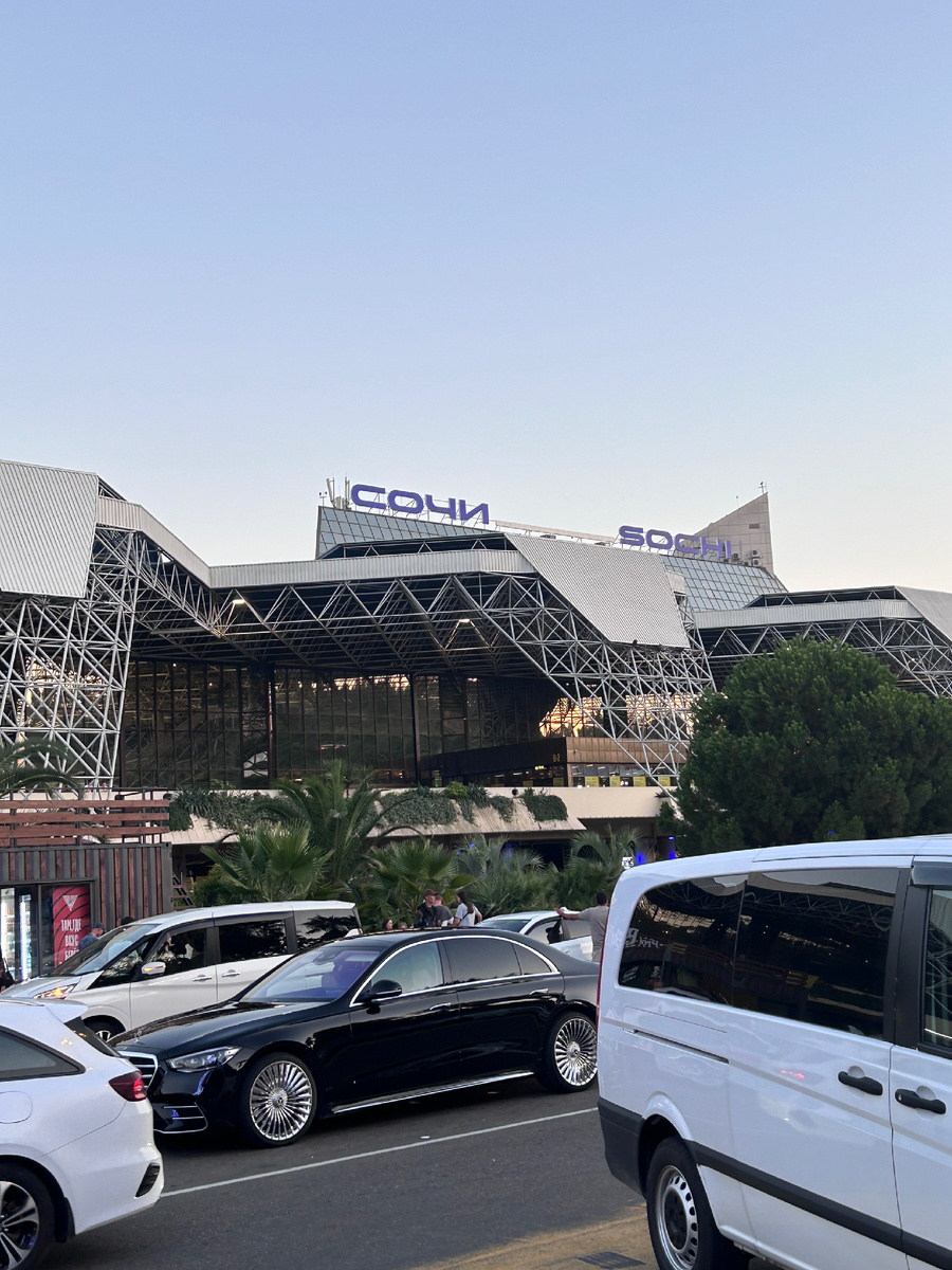 Аэропорт Сочи, большой, несуразный, дорогой, совершенно нет мест, чтобы посидеть 