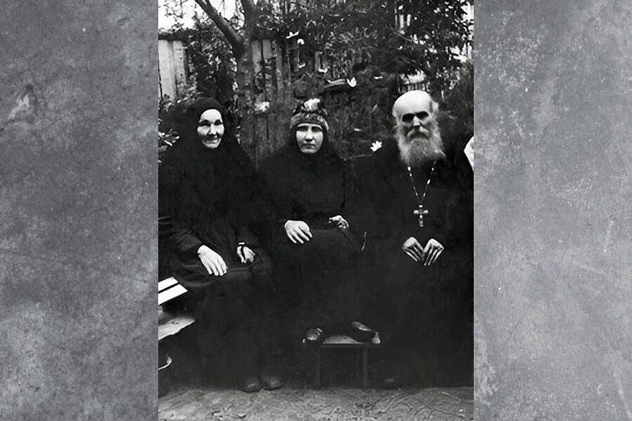 Слева направо: игумения Поликсения (Галюденик), схимонахиня Манефа (Скопичева) и иеромонах Артемий (Потоцкий)