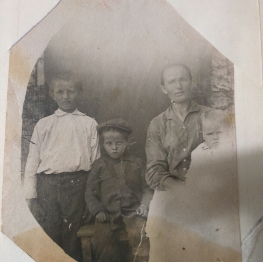 Слева направо: Костя, Витя (Викторин), Евгения Арсентьевна, на руках - Иван. Прим.1937-1939 гг. 