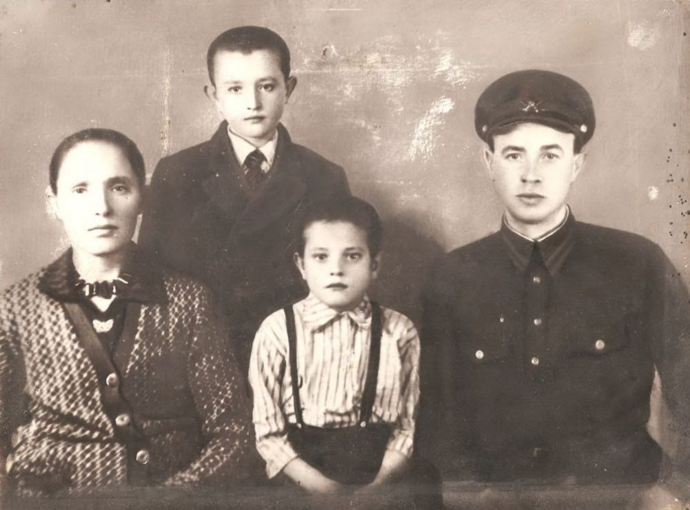 Евгения Арсентьевна 1902 г.р., Костя (стоит) 1926 г.р., Витя (Викторин) 1932 г.р., Степан Васильевич 1900 (1901?) г.р. Прим. 1938-1940 гг.