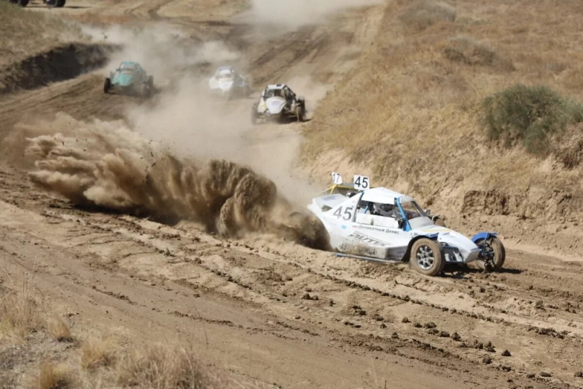    Соревнования по автокроссу в Зеленокумске собрали более 1,5 тыс. гостей