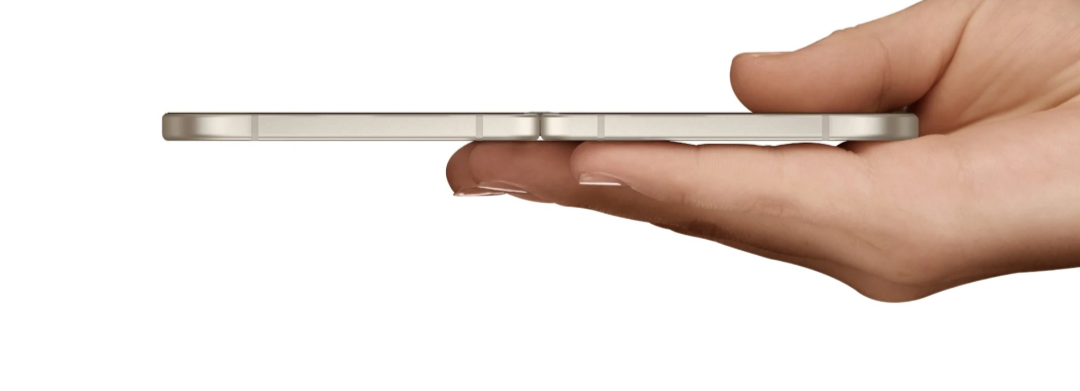 Новый шарнир позволяет полностью разложить смартфон, чем не могла похвастаться модель первого поколения. К тому же новый Pixel защищён от воды (IPx8). Внешний экран имеет диагональ 6,3 дюйма, внутренний — 8 дюймов. Оба опираются на панели OLED, оба имеют частоту 120 Гц и яркость до 2700 кд/кв.м. Разрешение внешнего экрана составляет 2424 х 1080 пикселей, а внутреннего — 2152 х 2076 пикселей. 