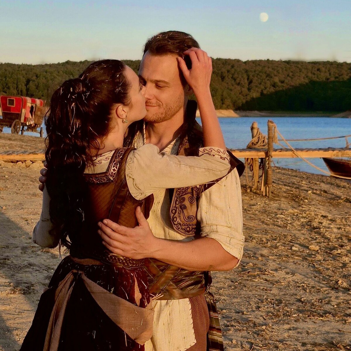 Керем Бюрсин и Мелис Сезен на съемках фильма "Сын богача"