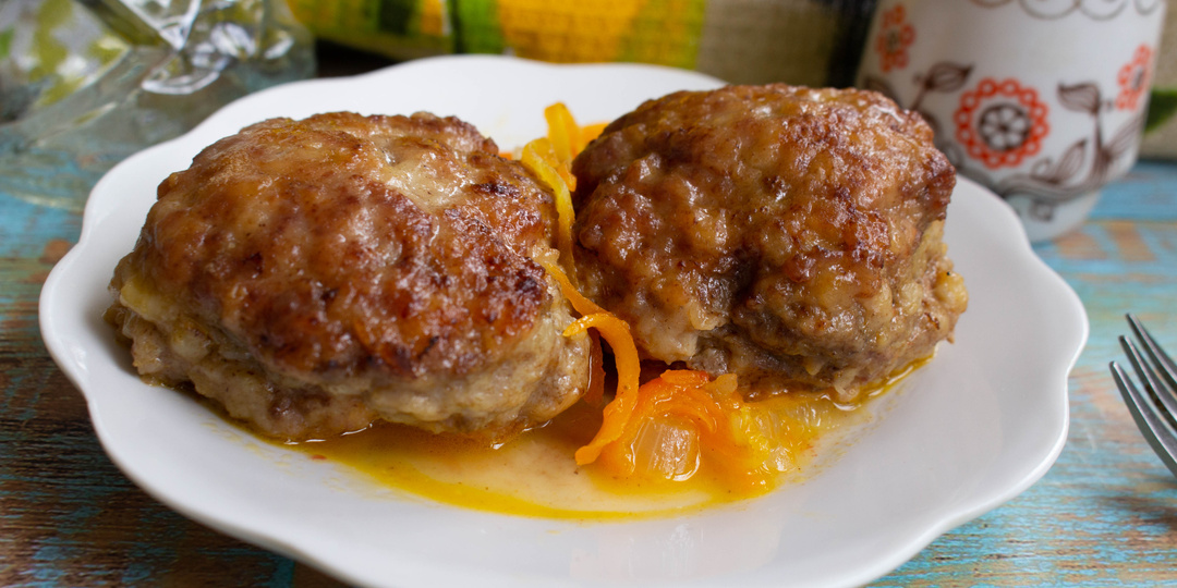 Мясные биточки из фарша с овощной подливкой