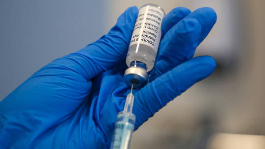 Специалист по вакцинации от Covid-19 готовится к проведению прививки от AstraZeneca в центре вакцинации в Лондоне. © Динендра Хария