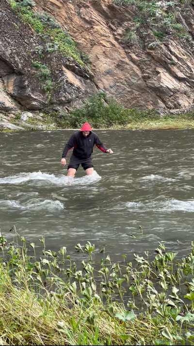 Проверяю дно и температуру, перед переходом с вещами. 