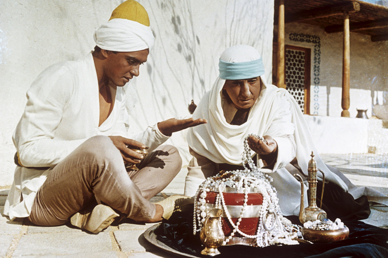 Борис Быстров в роли Алладина и Екатерина Верулашвили в роли матери Алладина 
Фото: Russian Look/Globallookpress