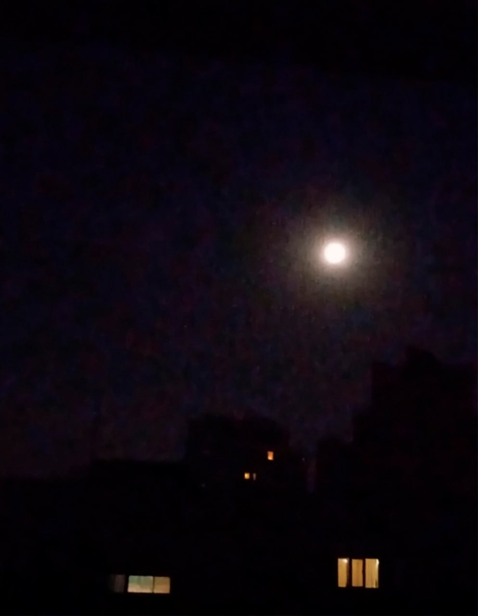 Луна за день до суперлуния. Фаза луны 89%.